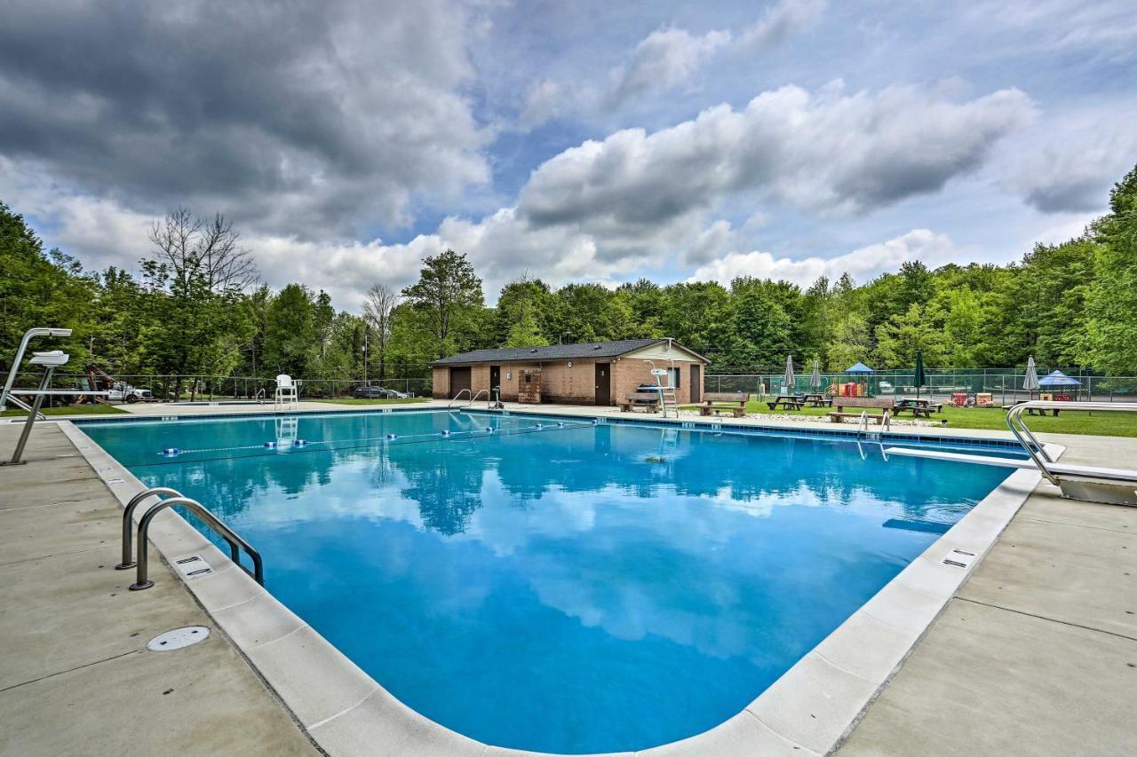 Cozy Arrowhead Lake Home With Sunroom And Pool Access! Pocono Lake Екстериор снимка